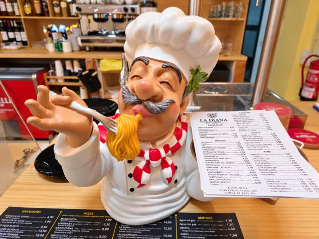 Figura de cocinero decorativa en la barra