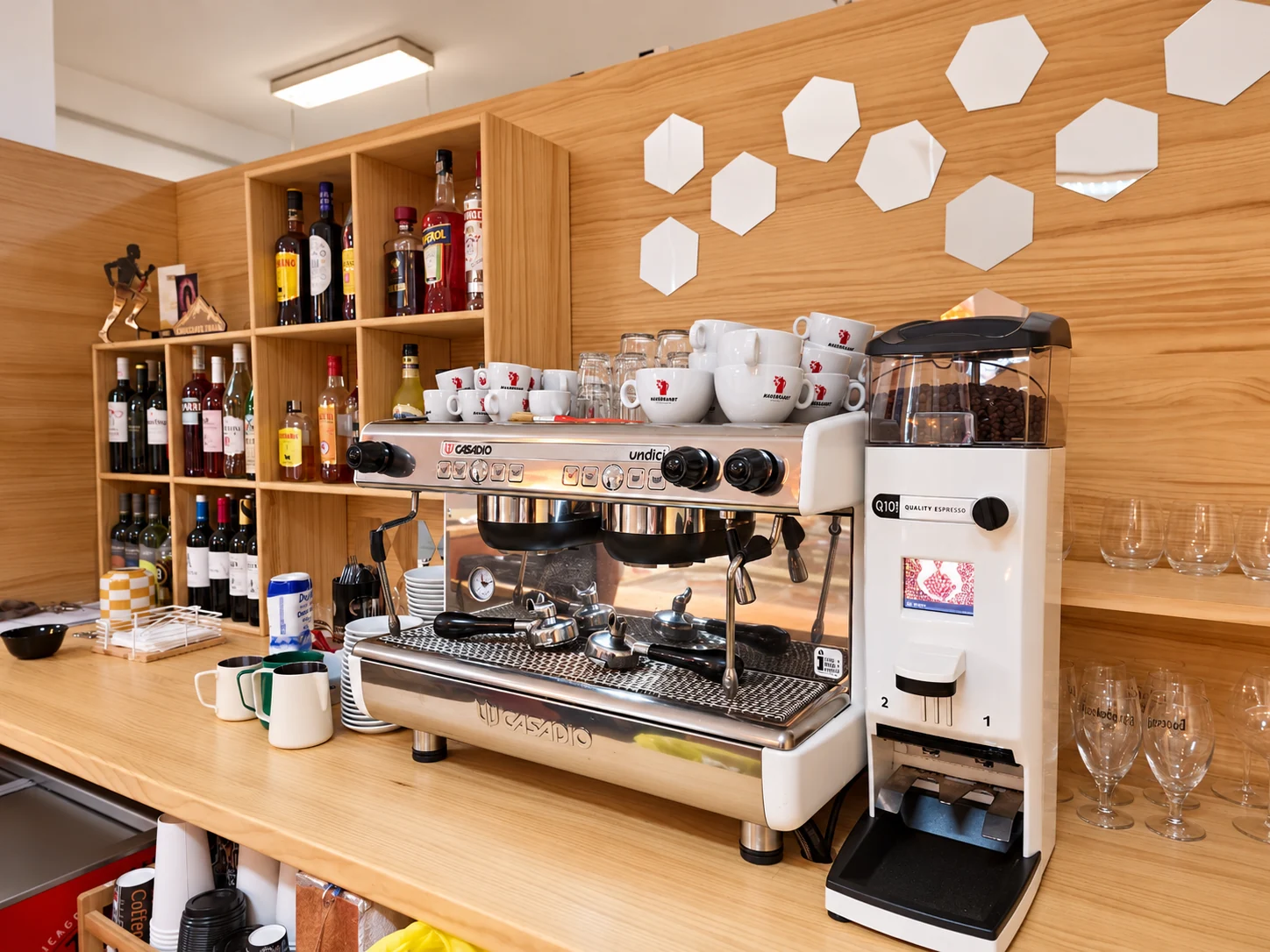 Cafetera profesional y tazas en la barra