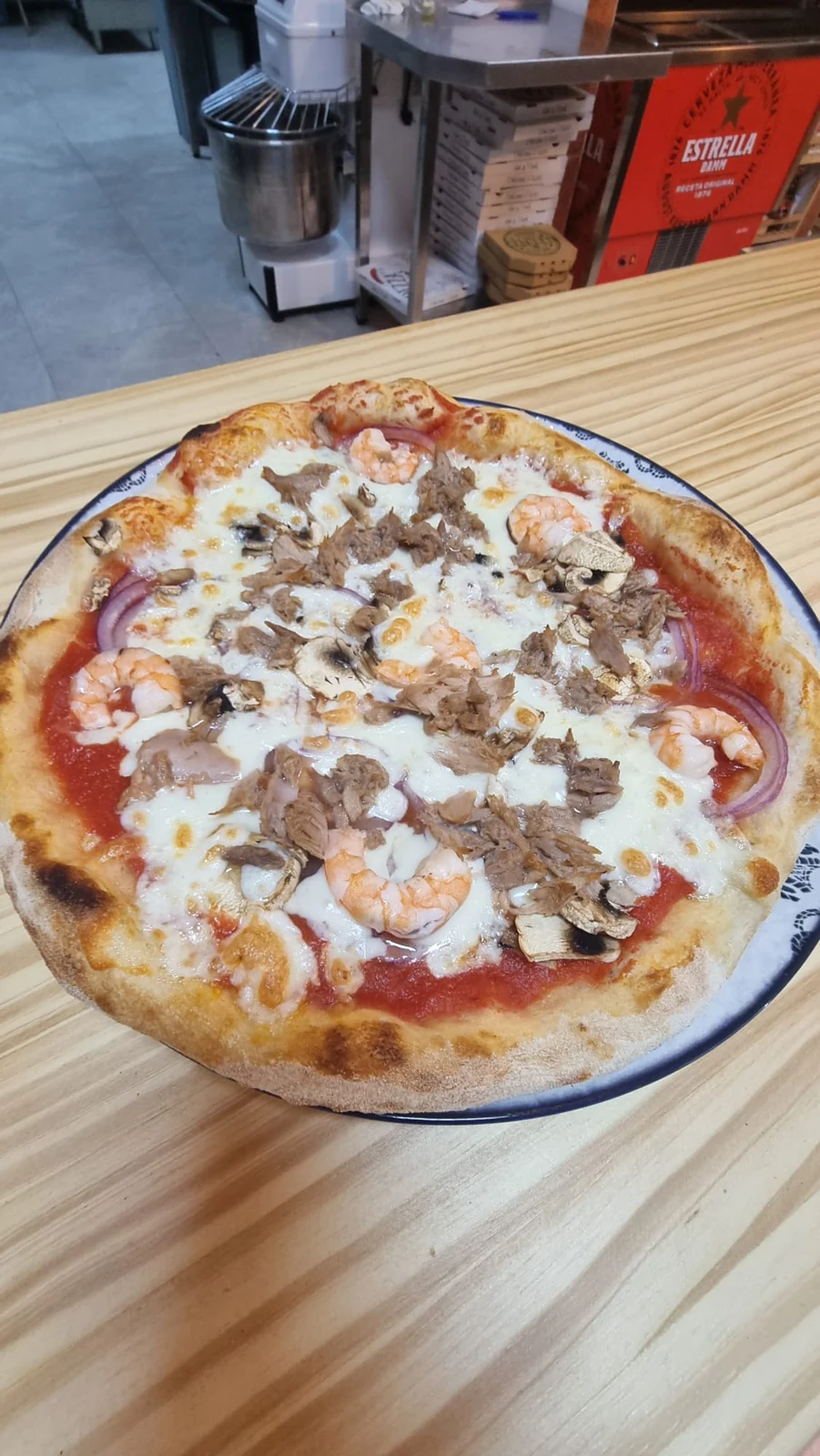 Pizza Luki con gambas, atún, champiñones y cebolla