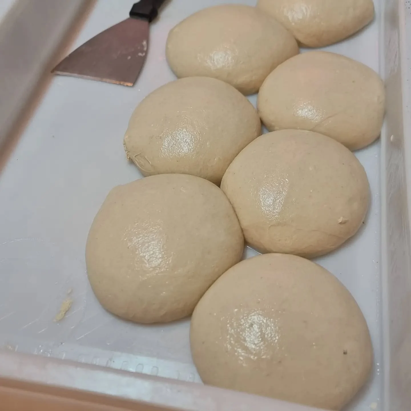 Porciones de masa de pizza preparadas en La Diana