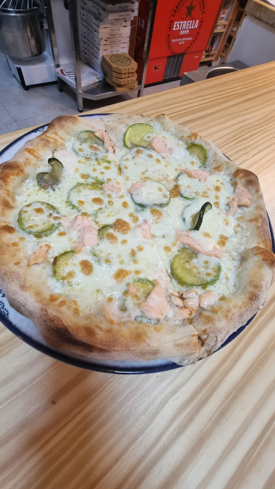 Pizza Yuri con mozzarella, salmón y calabacín